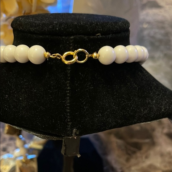 Elegant White and Gold Beaded Necklace - Picture 3 of 3
